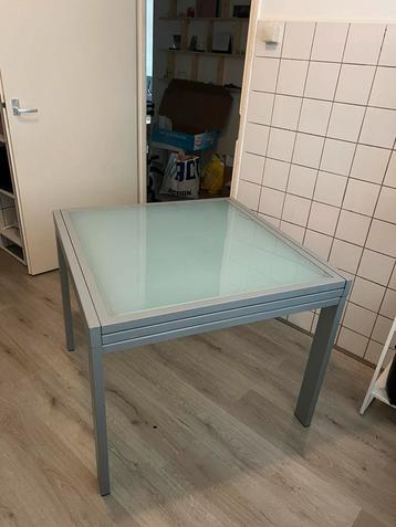 Table with chairs beschikbaar voor biedingen