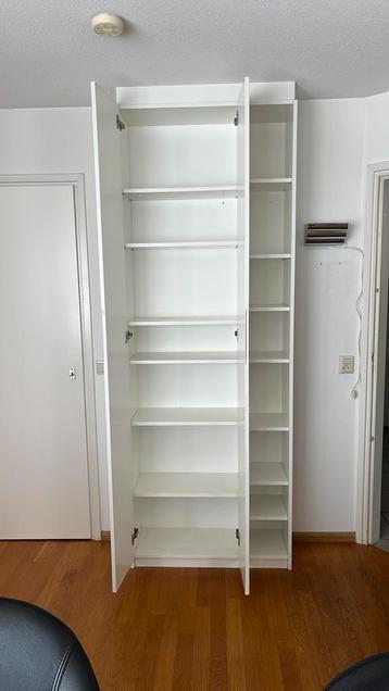 3 witte kasten met verschillende afmetingen, vanaf €100,- beschikbaar voor biedingen