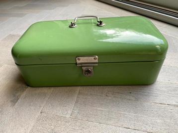 Vintage Metalen Kist - broodkist beschikbaar voor biedingen