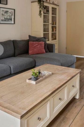Salontafel,  buffetkast en eettafel beschikbaar voor biedingen