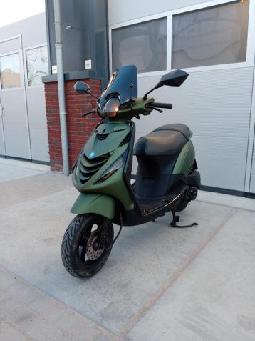 Piaggio Zip 4T Scooter Mat Huracan Groen FULL OPTION (BROM) beschikbaar voor biedingen