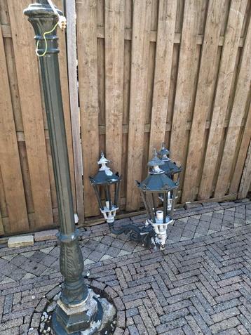 Groene staande nostalgische lamp. En twee lage lampen. beschikbaar voor biedingen