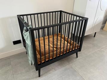 Mooie box + accessoires. Europe Baby Evy Box (mat zwart) beschikbaar voor biedingen