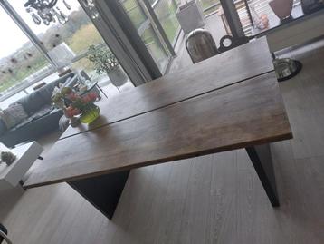 Prachtig handgemaakte eiken eettafel met zwart onderstel  beschikbaar voor biedingen