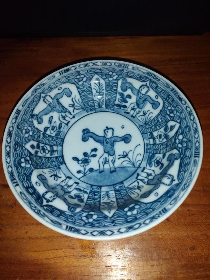 Kangxi Stijl Chinees Porseleinen Bord met 'Zotjes' Motief, Antiek en Kunst, Antiek | Keramiek en Aardewerk, Ophalen of Verzenden