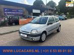 Renault Clio 1.4-16V RN AUTOMAAT + NIEUWE APK!, Auto's, Gebruikt, Elektrische ramen, 39 €/maand, Zilver of Grijs