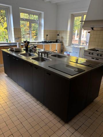 Keukenblok met 4 kookplaten & 4 wasbakken beschikbaar voor biedingen