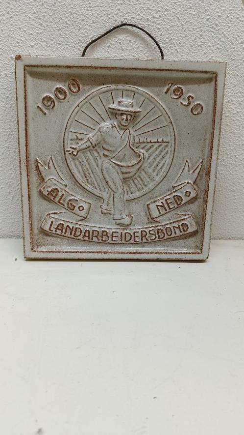 Herdenkings-tegel ANLB Landarbeidersbond 1900-1950, Antiek en Kunst, Antiek | Wandborden en Tegels, Ophalen of Verzenden