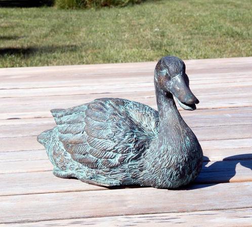 Bronzen waterspuitbeeld – Rustende eend (14 cm), Tuin en Terras, Tuinbeelden, Zo goed als nieuw, Dierenbeeld, Metaal, Ophalen of Verzenden