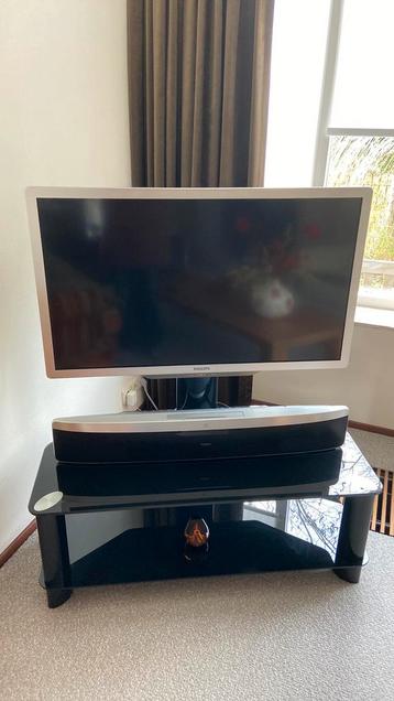 TV ambilight, soundbar Philips en TV meubel beschikbaar voor biedingen