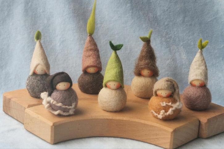 Kiem popje Vrije School Seizoenstafel jaarring steker vilt, Huis en Inrichting, Woonaccessoires | Wandplanken en Boekenplanken