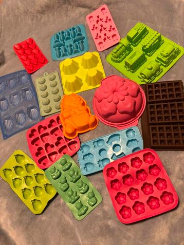 Doos vol met silliconen bakvormen beschikbaar voor biedingen