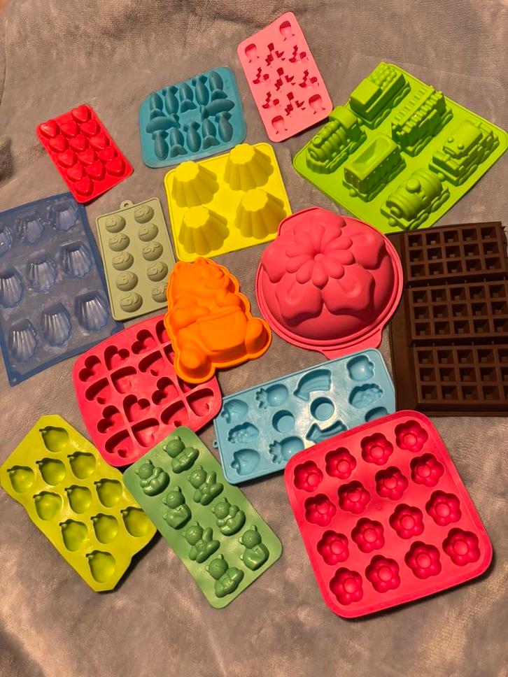 Doos vol met silliconen bakvormen, Hobby en Vrije tijd, Taarten en Cupcakes maken, Zo goed als nieuw, Bakvorm, Ophalen