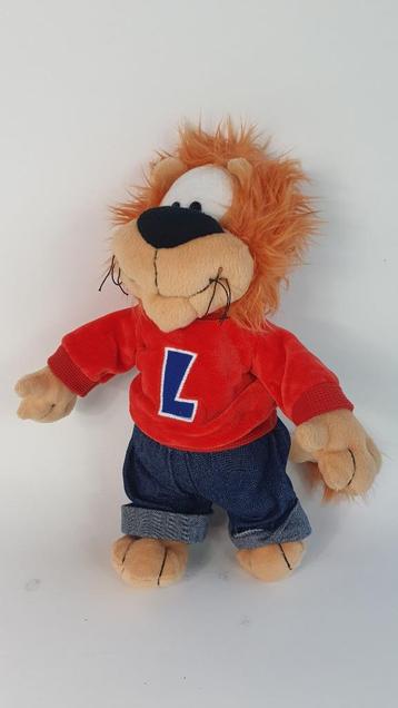 Loeki de Leeuw knuffel, rode trui met L. 32cm. T5 beschikbaar voor biedingen