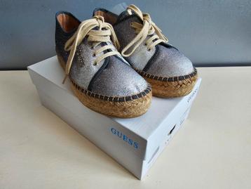 GUESS; MOOIE ZWART/ZILVERKLEURIGE SCHOENEN 38 € 25,- beschikbaar voor biedingen