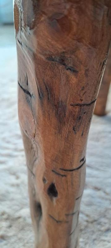 Houten Bijzettafel gemaakt van olijfhout met Epoxy beschikbaar voor biedingen