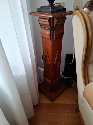 Houten Piedestal met Opbergruimte beschikbaar voor biedingen