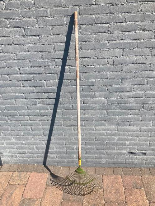 Te koop ijzeren grashark gazonhark met steel, Tuin en Terras, Hand-tuingereedschap, Gebruikt, Hark, Ophalen