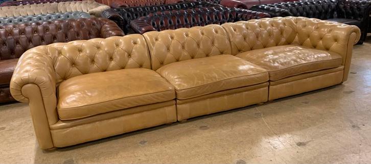Prachtige XXL Chesterfield Bank 6 Zits Okergeel Cognac., Huis en Inrichting, Banken | Bankstellen, Gebruikt, Rechte bank, Overige maten