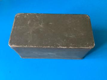 Een zwaar legergroen blik beschikbaar voor biedingen