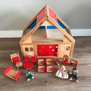 Houten poppenhuis met rode meubels en 3 poppetjes van hout beschikbaar voor biedingen