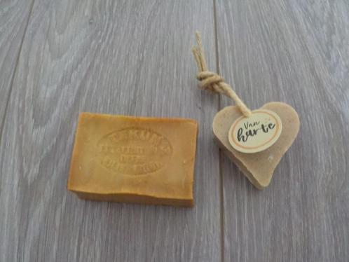 2x zeep; bar en hartje handgemaakt, Sieraden, Tassen en Uiterlijk, Uiterlijk | Lichaamsverzorging, Nieuw, Bad & Douche, Ophalen of Verzenden