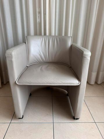 Leolux  model “Saga” lederen fauteuil/stoel in zandkleur beschikbaar voor biedingen