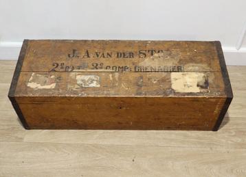 Antieke legerkist  beschikbaar voor biedingen