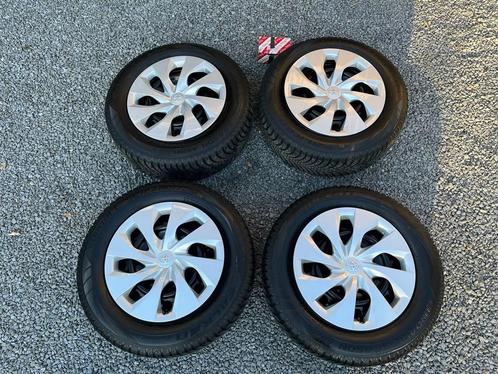 Banden + wieldeksels Toyota Yaris Cross Dynamic 16", Auto-onderdelen, Banden en Velgen, Band(en), All Season, 16 inch, 215 mm