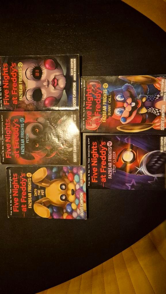 Five Nights at Freddy's Fazbear Frights 1-5, Boeken, Thrillers, Gelezen, Ophalen of Verzenden