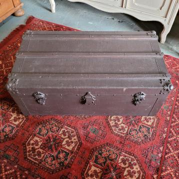 Brocante oude bruine kist dekenkist speelgoedkist beschikbaar voor biedingen
