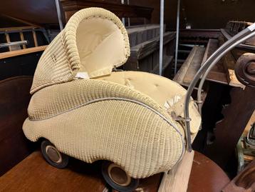 Antieke Lloyd Loom kinderwagen beschikbaar voor biedingen