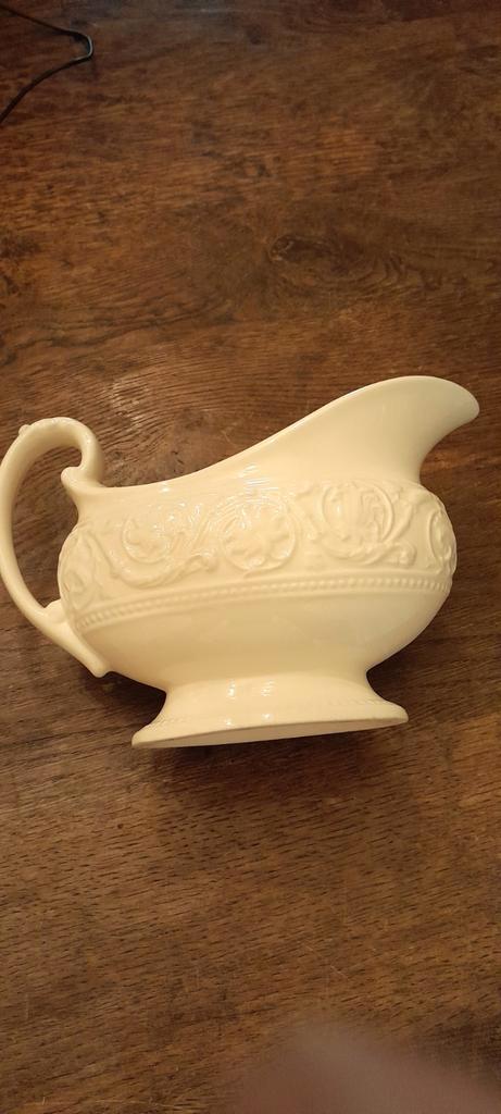 Wedgewood Sauskom - Elegant en Tijdloos, Sieraden, Tassen en Uiterlijk, Broches, Zo goed als nieuw, Overige materialen, Goud, Ophalen of Verzenden