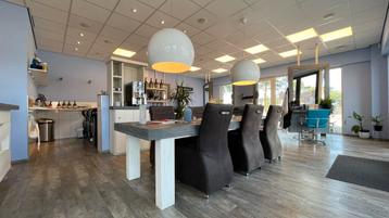 Nette tafel inc. Lampen en 4 bruine suede stoelen beschikbaar voor biedingen