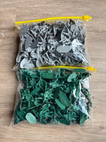 Miniatuur soldaatjes in 2 kleuren bijna 200 stuks! beschikbaar voor biedingen