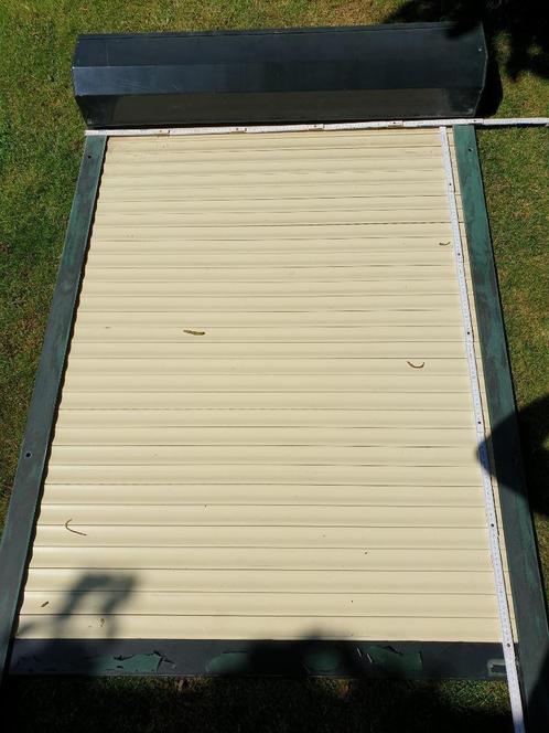 Rolluiken teab 1 x groen/beige en 1 x wit/wit, Doe-het-zelf en Verbouw, Rolluiken, Gebruikt, 100 tot 150 cm, 100 tot 150 cm, Overige kleuren