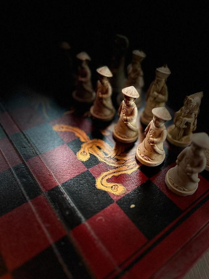 Prachtig Schaakspel met Aziatische Figuren, Antiek en Kunst, Antiek | Overige Antiek, Ophalen of Verzenden