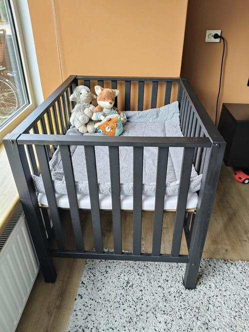 Zwarte vierkante box in hoogte verstelbaar, Kinderen en Baby's, Boxen, Zo goed als nieuw, In hoogte verstelbaar, Boxkleed, Ophalen
