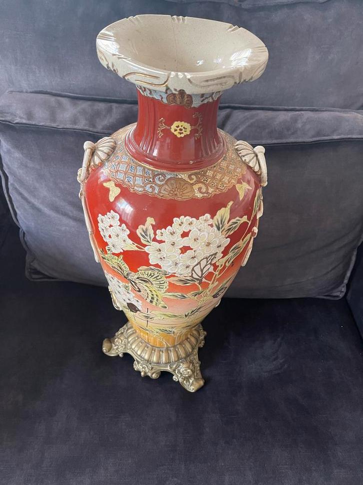 Brocante Vaas met Bloemen en Vlinders, Antiek en Kunst, Antiek | Vazen, Ophalen of Verzenden