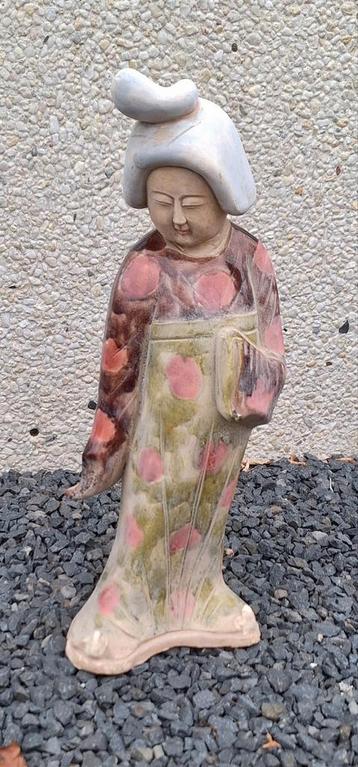 Oud Japans keramisch beeld in traditionele kleding.  beschikbaar voor biedingen