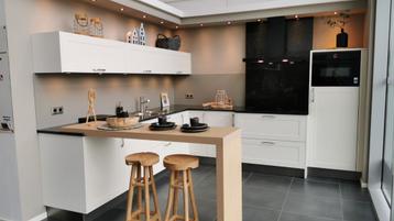 Showroomkeuken mat wit beschikbaar voor biedingen