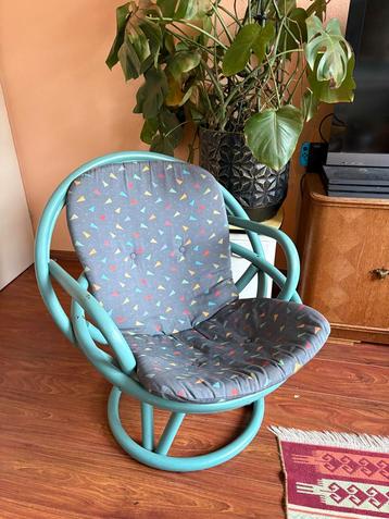 Rotan stoel met 80s kussen beschikbaar voor biedingen