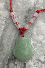 Kettinghanger 'Buddha' groen Jade met rood koord -NIEUW-, Nieuw, Groen, Overige materialen, Ophalen of Verzenden