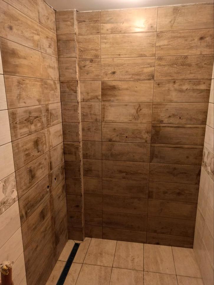 Vakkundige klusjesman voor al uw binnenrenovaties – Badkamer, Huis en Inrichting, Badkamer | Complete badkamers, Zo goed als nieuw