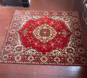 Vintage tafelkleed rood met print beschikbaar voor biedingen