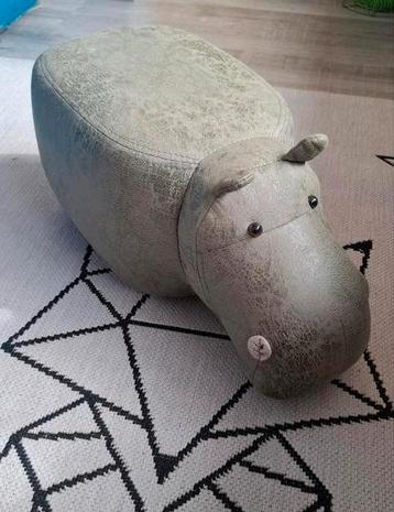 Hippo/ nijlpaard Poef / Voetenbank beschikbaar voor biedingen
