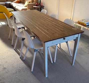 Massief houten eettafel beschikbaar voor biedingen