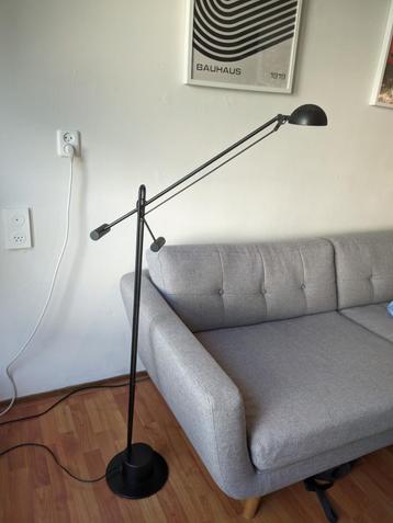 Vintage verstelbare vloerlamp beschikbaar voor biedingen