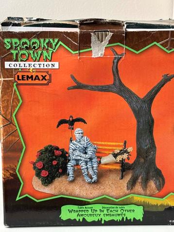 Lemax spooky town wrapped up in each other beschikbaar voor biedingen