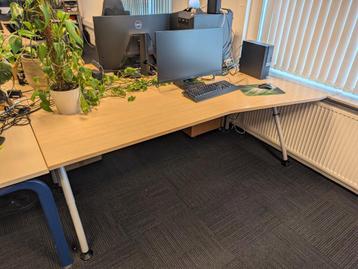 3 breede werk bureaus aangeboden beschikbaar voor biedingen